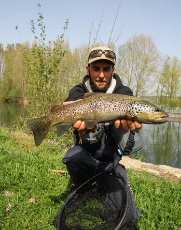 Pescador con una gran trucha en el río Porma