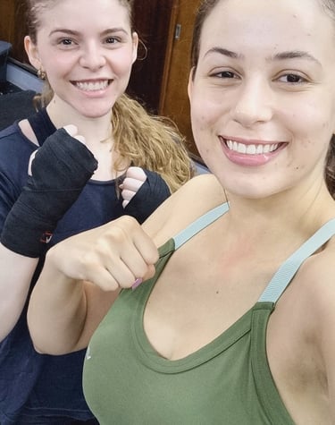Muay thai avaré, academia com três mulheres treinando Muay Thai em Avaré.