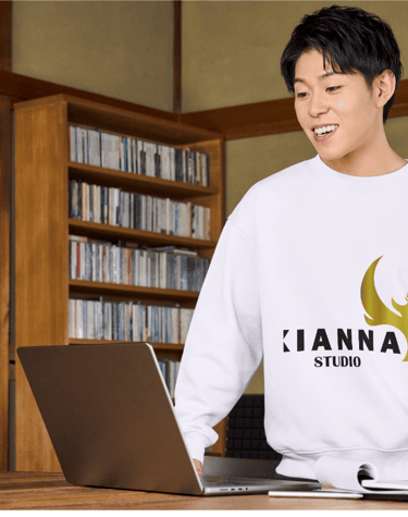 Un hombre en la oficina de trabajo vistiendo la chompa con el logo de Xianna Studio