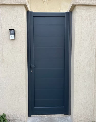 Portillon avec gâche électrique et poignée fixe.