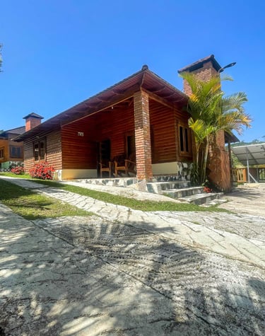 Villa de madera con mecedoras
