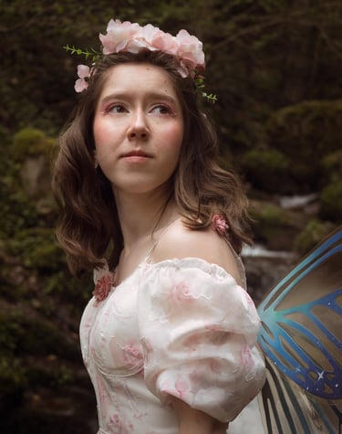 Photo féerique d'une femme en portrait avec des ailes de fée