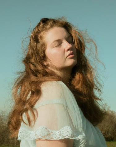 Photo douce d'une femme cheveux au vent