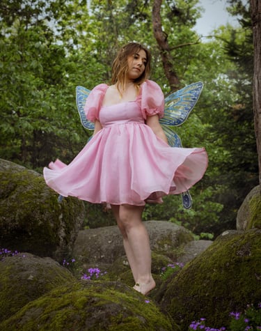 Photo féeique d'une femme avec des ailes de fée dans la forêt