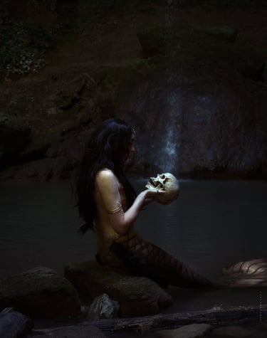 Photo fantasy d'une femme en costume de sirène