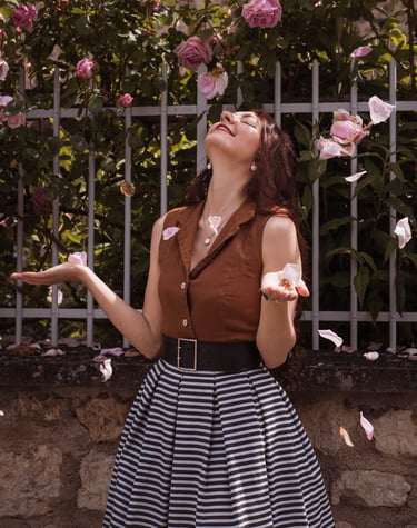 Photo portrait d'une femme qui jette des fleurs en l'air