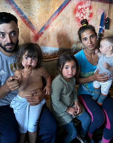 En familie på tre barn får et nytt hjem.