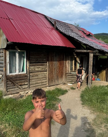Nabohuset og en glad gutt.
