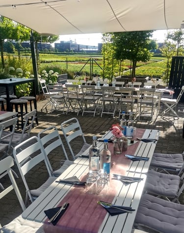 Terrasse mit eingedeckten Tischen