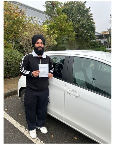 Herpeet passed his driving test with Let's Pass 1st driving school in Basingstoke Test Center. 