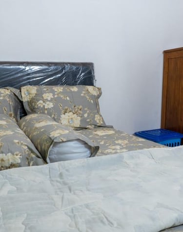 Kamar tidur yang lega dengan springbed nyaman untuk 2 orang lengkap dengan almari kaca dll