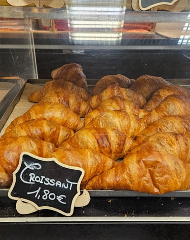 Frisch gebackene Butter-Croissants im Café Français hinter der Glasvitrine