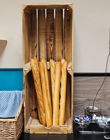 Frische Baguettes in traditioneller Holzkiste im Café Français in Konstanz