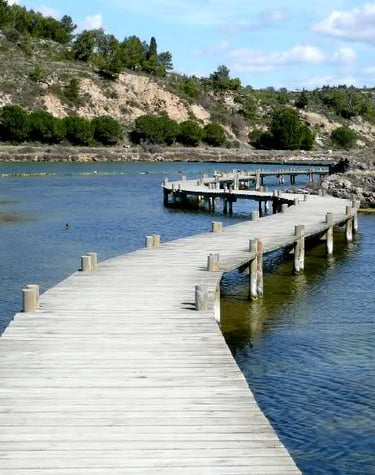 ponton permettant de marcher sur l'eau à Peyriac, promenade sur la mer, activité atypique