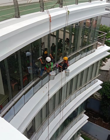 Pembersihan kaca Gedung 