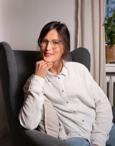 Portrait of psychologist sitting on chair, online psychological counseling