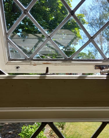 broken lead light in timber window
