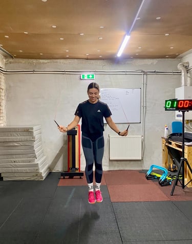 egy nő ugrálókötelezik a funkcionális edzőteremben