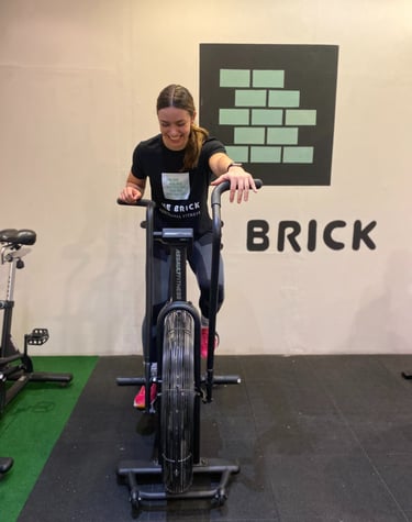 egy nő airbike-ot teker a funkcionális  edzőteremben