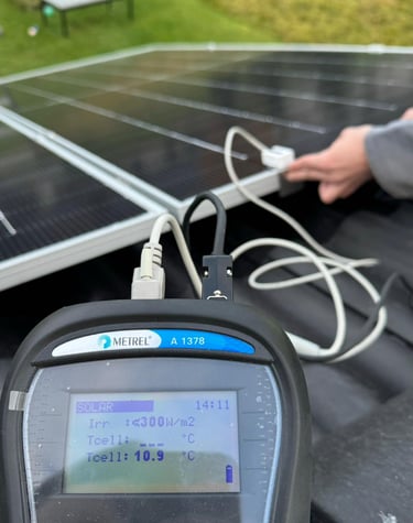 sähkömittauksia paneeleista ja toteamus että paneelit toimii hienosti