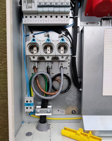 Siisti kaapeliasennus sähkökaappiin sopivilla lenkeillä.