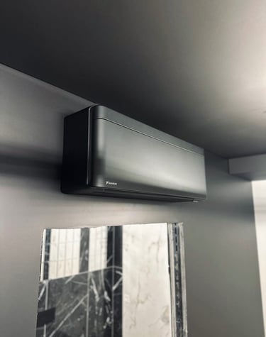 juodas daikin stylish vidaus blokas ftxa35bb sumontuotas bute ant juodos sienos virs kambario duru