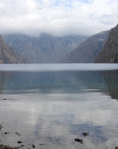 brume matinale sur le lac Phoksundo
