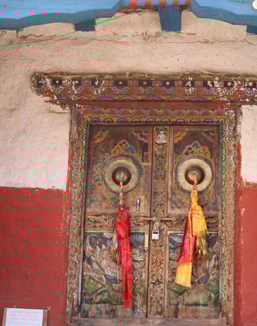 porte du monastère perché-  Phoksundo lake