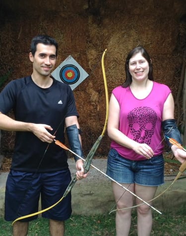 casal no treino de arco e flecha com Panizo