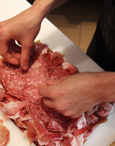 Un boucher fait une planche de charcuterie