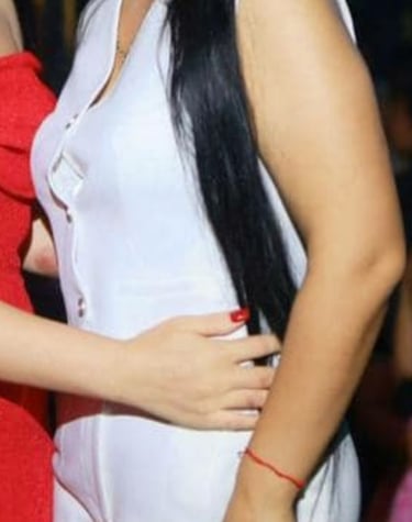 Lady therapist wearing white trousers and sleeveless top