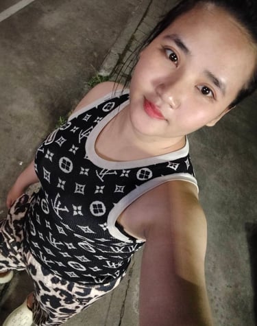 lady therapist wearing sleeveless black and white dress