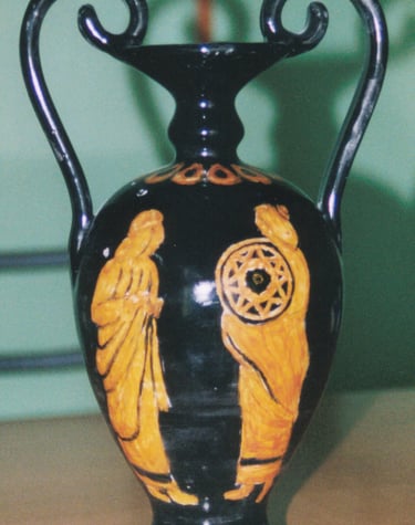 vaso in ceramica con dipinti in stile greco