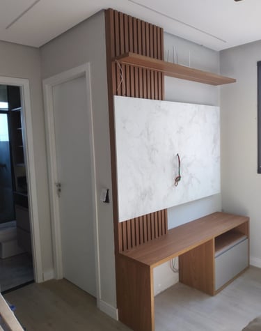 Painel de TV sob medida desenvolvido por marcenaria em Campinas/SP