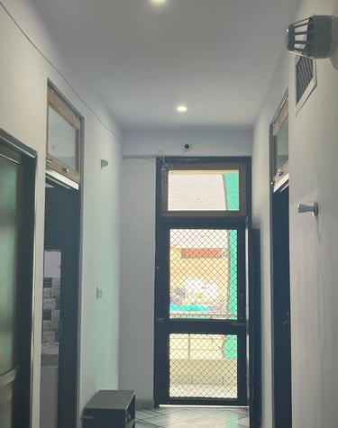 Spacious and well-lit corridor inside Siyash Luxury Girls PG in Pratap Nagar, Jaipur