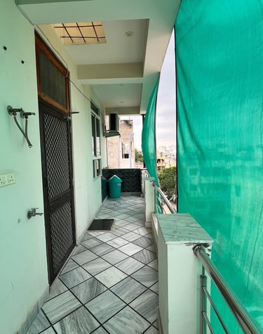 Spacious balcony at Siyash Luxury Girls PG in Pratap Nagar Jaipur for relaxation and fresh air