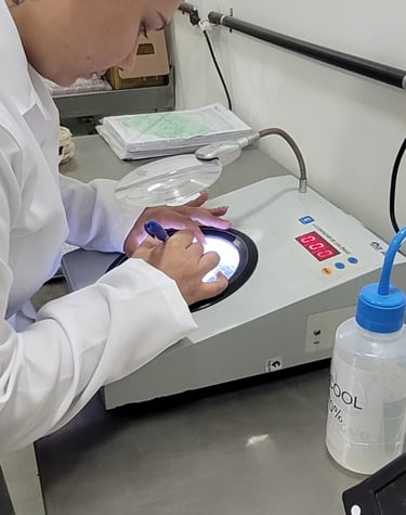 Profissionais do Laboratório AMB realizando análises laboratoriais em ambiente técnico equipado
