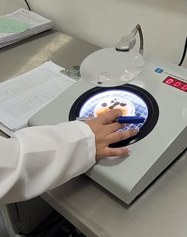 Profissionais do Laboratório AMB realizando análises laboratoriais em ambiente técnico equipado