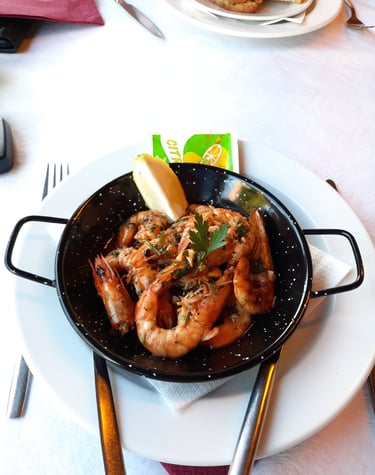 voorgerecht van grote Gamba's in knoflook bij O'assador in Olhos do a'qua