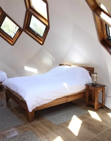 Interior de habitación con cama matrimonial Lo Valdés