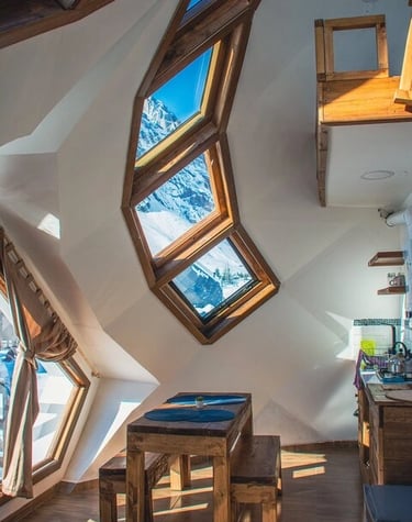 Interior Glamping con vistas a la cordillera de los Andes