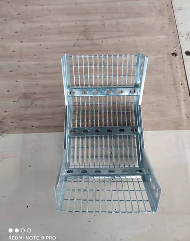 chemin de câbles en treillis métallique avec inriser d'échelle de câbles