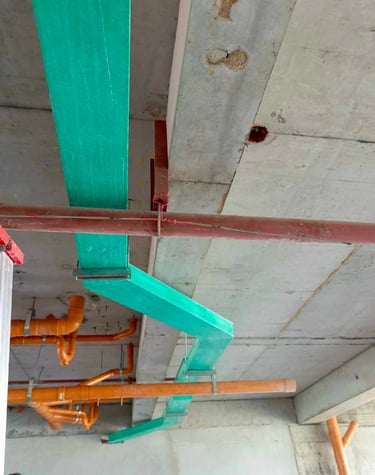 A tűzvédelmi csövek és az üvegszálas kábelcsatornák a tetőre vannak felemelve merevítő csatornával é