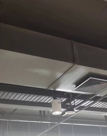 Szellőzőcsatornák és kábeltálca merevítő csatornával felemelve