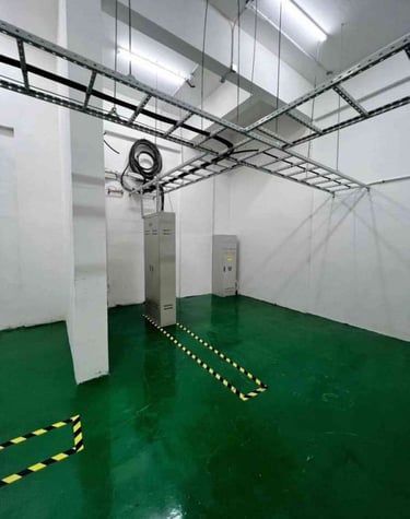 una habitación con una escalera de cable en el techo