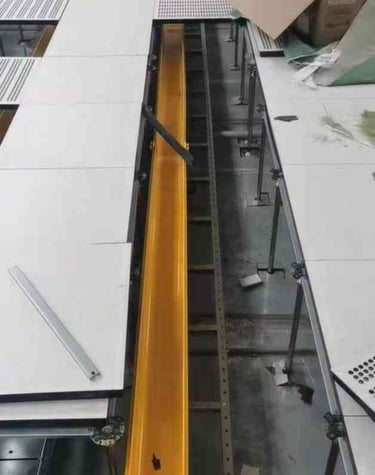 una bandeja de cables amarilla y una escalera de cables