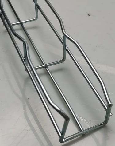 un plateau en panier métallique avec une grille de fils métalliques