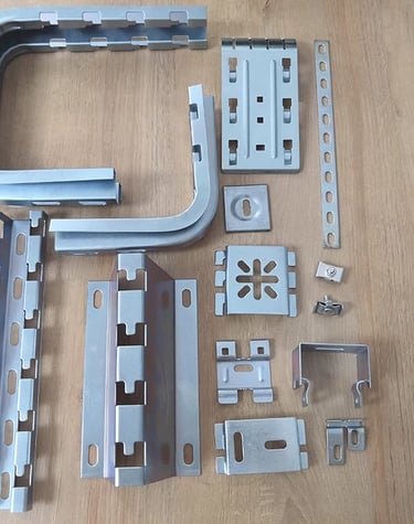 une variété de raccords de pièces métalliques d'un chemin de câbles en treillis métallique