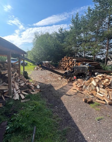 Efektyvus rąstų paruošimas: malkų pjovimas grandininiu pjūklu ir mechanizuotas skaldymas.