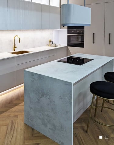 "Matinio šviesiai pilko kvarco akmens stalviršis virtuvei"